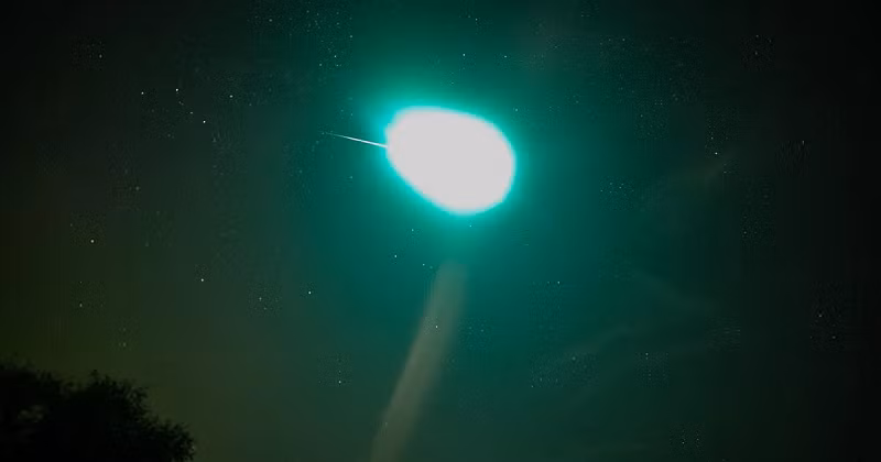 Màu sắc của nhiều thiên thạch là do ánh sáng phát ra từ các nguyên tử kim loại (xanh lam, xanh lục và vàng) trong chúng và ánh sáng phát ra từ các nguyên tử và phân tử trong không khí (đỏ).