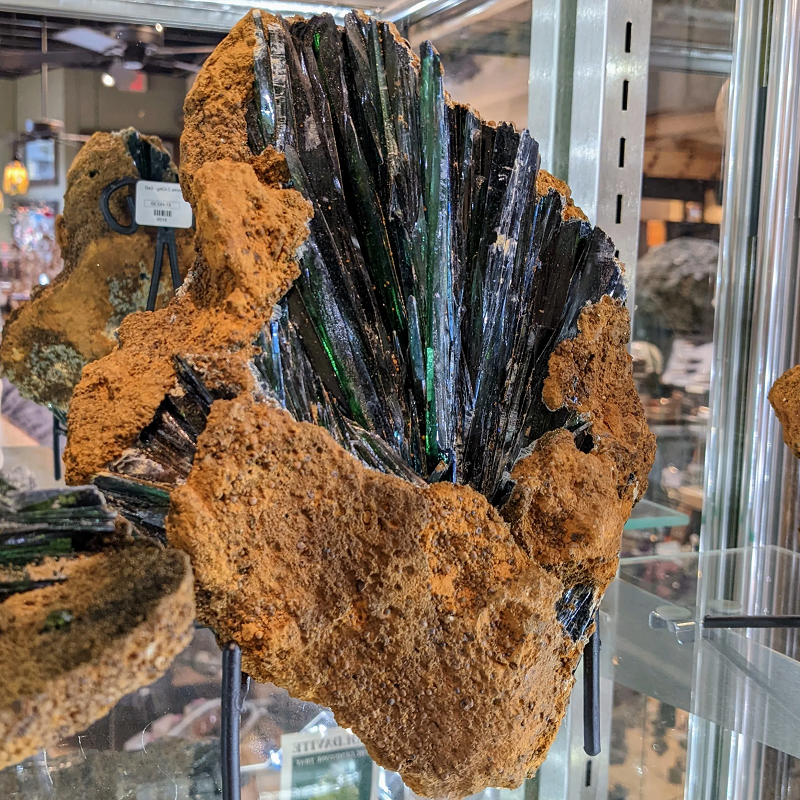 Vì vậy, khi một người chết đi và bắt đầu quá trình phân hủy, tất cả số phốt phát này rò rỉ ra môi trường xung quanh xác chết.