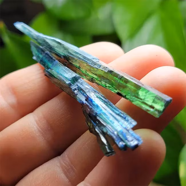 Có thể nói, tất cả là do phản ứng hóa học của phốt phát (PO43-) với sắt và nước. Trong khi cơ thể chúng ta được tạo thành từ nhiều phân tử khác nhau, điều quan trọng nhất cho việc hình thành vivianite là phốt phát, may mắn thay đó là chất được tìm thấy trên khắp cơ thể người.