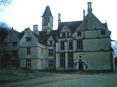 Trải qua 200 năm lịch sử, nhiều câu chuyện về các hồn ma ở đây được lan truyền đã khiến cho nhiều người "rùng mình". Những câu chuyện về hồn ma các binh lính mặc quân phục vẫn ở lại trong căn biệt thự, bóng người đàn ông dưới hầm rượu, người ta nghe thấy tiếng nhạc của những năm 1940 vang vọng trong hành lang, phòng cầu nguyện có thì có mùi nến cháy rất mới dù rất lâu rồi không ai đốt nến trong đây cả,... Những câu chuyện "rợn tóc gáy" ấy lại càng kích thích trí tò mò của khách du lịch. Và cũng rất nhiều cầu chuyện li kì được thêu dệt thêm bởi các khách du lịch như: một cái đầu nổi lềnh bềnh trong bồn tắm, tiếng hát ai oán của một phụ nữ vọng ra từ dưới bếp hay bóng ma nam giới cao lớn đứng ở cửa bếp và nhìn soi mói như đang tìm kiếm, chú chó của người trông coi biệt thự vẫy đuôi và liếm vào không trung như có ai ở đó... Bởi vì tính chất ghê rợn của căn nhà mà một số khách tham quan đã bất tỉnh khi đến đây và mọi người cũng cho rằng đó là do có "thế lực vô hình" ám lấy. Mặc dù không thể kiểm chứng được độ xác thực của các câu chuyện nhưng nơi đây cũng đã trở thành điểm thu hút khách du lịch bậc nhất ở Anh.