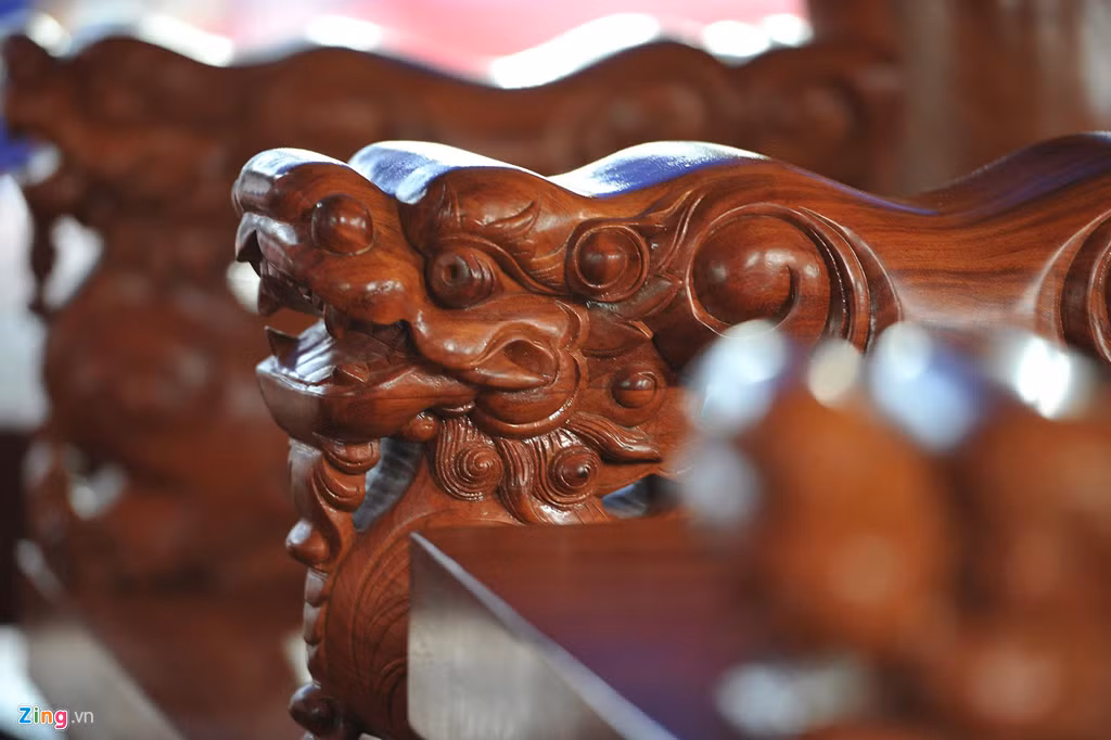 Đầu rồng được chạm trổ tại nhiều chi tiết.
