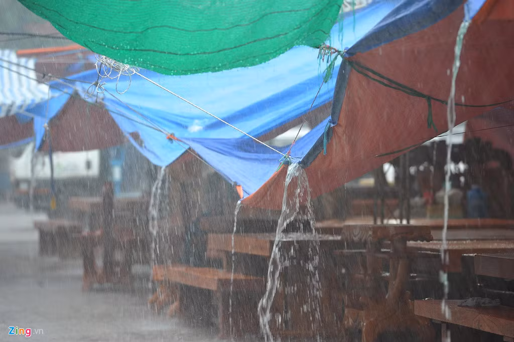 Bo ban ghe 1,5 ty dong tro troi duoi mua lon o mien Tay