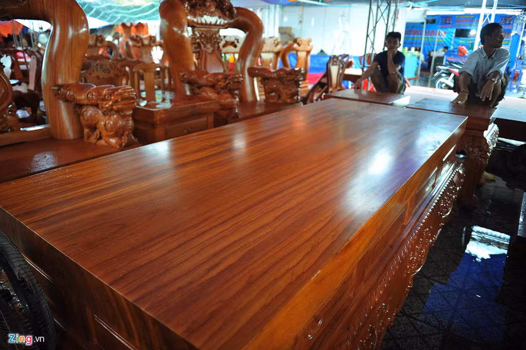 Mặt bàn rộng 1,2 m, dài 3 m, dày 20 cm, được làm bằng gỗ đỏ Nam Phi nguyên khối.