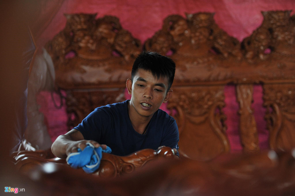 Anh Lộc, người trông coi bộ bàn ghế này, cho biết thời gian để hoàn thành sản phẩm cũng rất tốn kém với hơn 1 năm gia công liên tục, thợ làm trên 20 người. Họ phải thực hiện nhiều công đoạn như xẻ gỗ, phơi sấy, sơ chế thành nhiều mảng, vẽ tạo hình gỗ, đục, sơn…