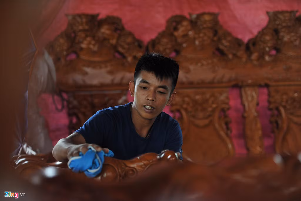 Anh Lộc, người trông coi bộ bàn ghế này, cho biết thời gian để hoàn thành sản phẩm cũng rất tốn kém với hơn 1 năm gia công liên tục, thợ làm trên 20 người. Họ phải thực hiện nhiều công đoạn như xẻ gỗ, phơi sấy, sơ chế thành nhiều mảng, vẽ tạo hình gỗ, đục, sơn…