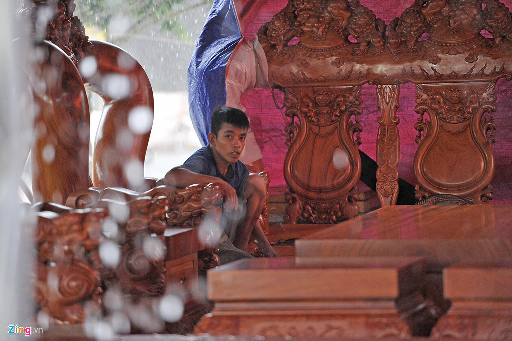 Bộ bàn ghế nghê bảo đỉnh và một số sản phẩm gỗ mỹ nghệ khác được bày bán tại hội chợ đúng vào dịp TP. Rạch Giá mưa liên tục.
