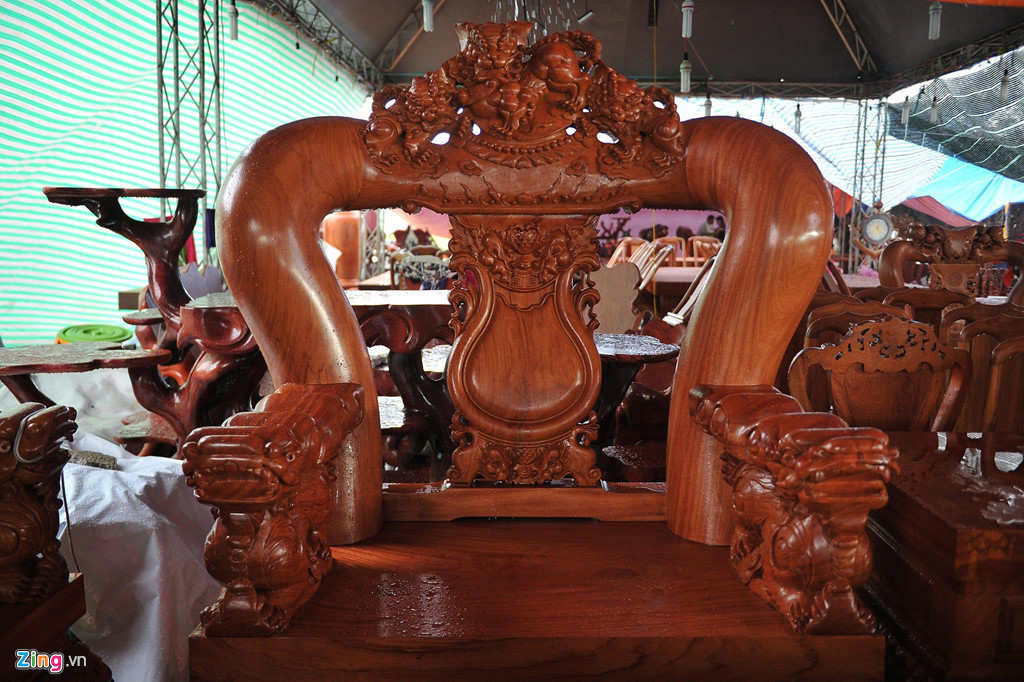 Ghế lớn được làm bằng gỗ tay 26, cao đến 1,75 m, được chế tác đẹp mắt. Điểm đặc biệt của bộ bàn ghế nghê bảo đỉnh đó là nghệ thuật chạm trổ với tượng hình tứ linh chủ đạo, cùng vật liệu gỗ gõ đỏ Nam Phi bền bỉ. Theo nhiều người sành đồ gỗ mỹ nghệ, độ bền của loại gỗ này nếu được bảo quản tốt sẽ lên tới hàng trăm năm.