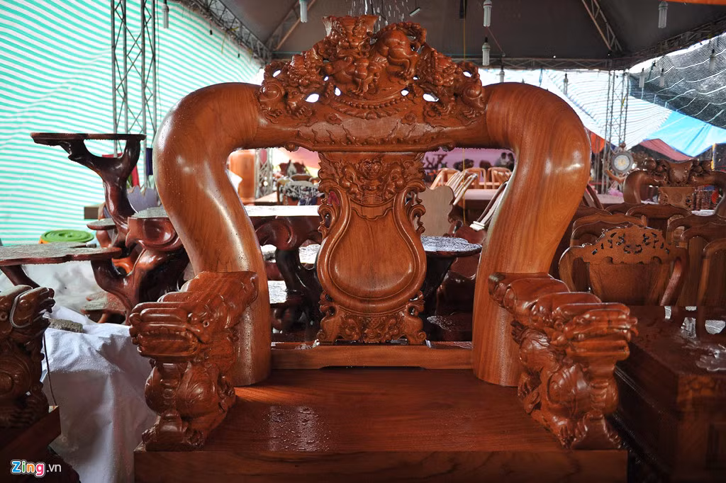 Ghế lớn được làm bằng gỗ tay 26, cao đến 1,75 m, được chế tác đẹp mắt. Điểm đặc biệt của bộ bàn ghế nghê bảo đỉnh đó là nghệ thuật chạm trổ với tượng hình tứ linh chủ đạo, cùng vật liệu gỗ gõ đỏ Nam Phi bền bỉ. Theo nhiều người sành đồ gỗ mỹ nghệ, độ bền của loại gỗ này nếu được bảo quản tốt sẽ lên tới hàng trăm năm.