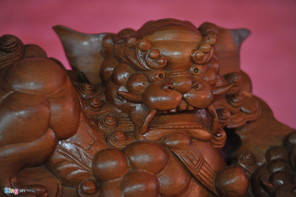 Chi tiết đầu kỳ lân, được chạm trổ tinh vi là điểm nhấn thu hút của bộ bàn ghế. Các ghế lớn, ghế dài, mặt bàn được kết nối với nhau hoàn toàn bằng khớp mọng, tạo sự chắc chắn cho toàn bộ các chi tiết ghép nối.