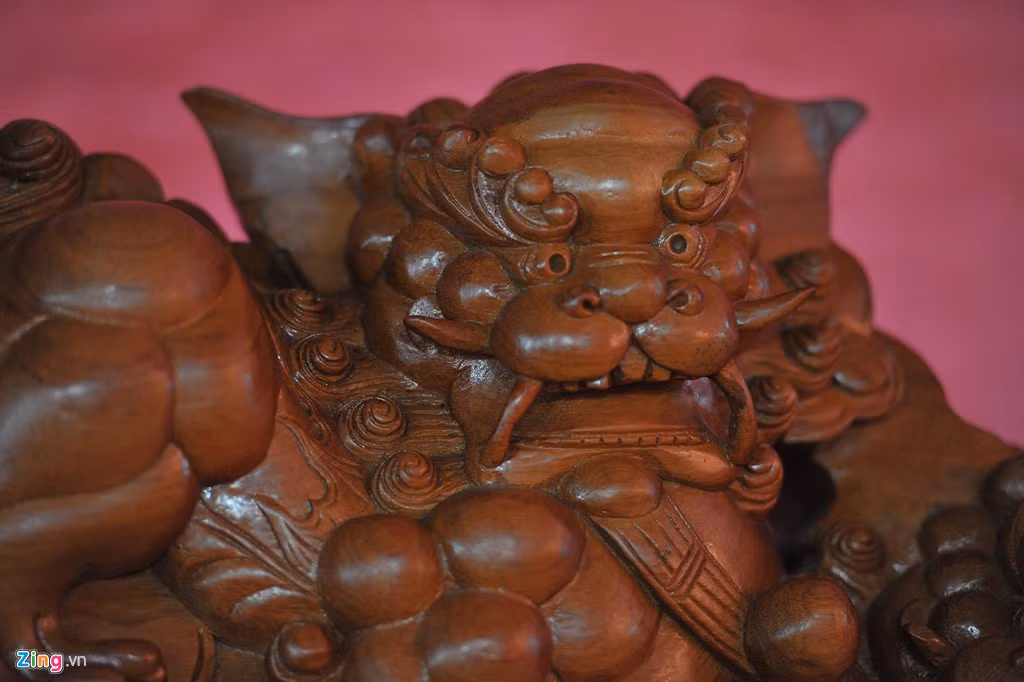 Chi tiết đầu kỳ lân, được chạm trổ tinh vi là điểm nhấn thu hút của bộ bàn ghế. Các ghế lớn, ghế dài, mặt bàn được kết nối với nhau hoàn toàn bằng khớp mọng, tạo sự chắc chắn cho toàn bộ các chi tiết ghép nối.