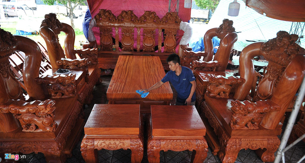 Đáng chú ý, bộ bàn ghế nghê bảo đỉnh có giá 1,5 tỷ đồng gồm 4 ghế lớn, 1 ghế dài, 1 mặt bàn, các gộc đôn và tấm gỗ để chân. Riêng kích thước tay gỗ lên đến 26 cm, các ghế lớn cao 1,75 m.