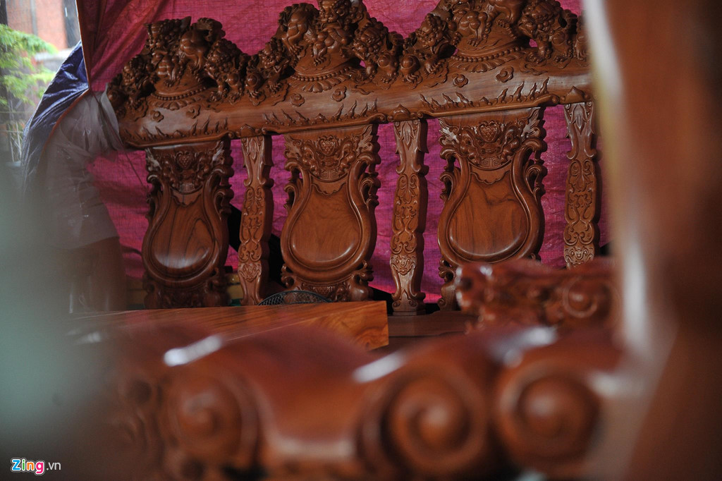 Ghế dài được chạm trổ đẹp mắt với tượng hình tứ linh làm chủ đạo.