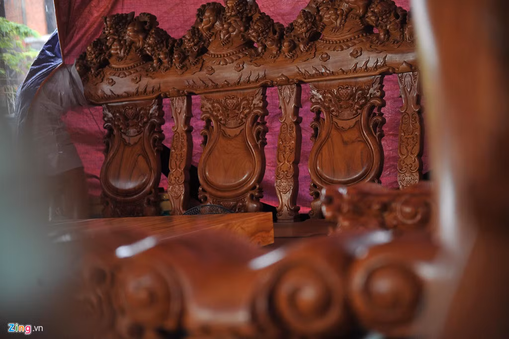 Ghế dài được chạm trổ đẹp mắt với tượng hình tứ linh làm chủ đạo.