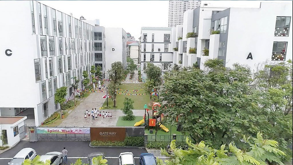 Hoc sinh bi bo quen tren xe tu vong: Truong Gateway co dang cho con hoc?-Hinh-2