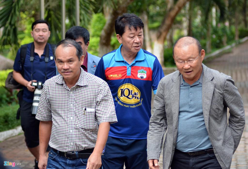 Bau Duc manh tay chi gap ruoi cho bong da bat chap cong ty lo nang