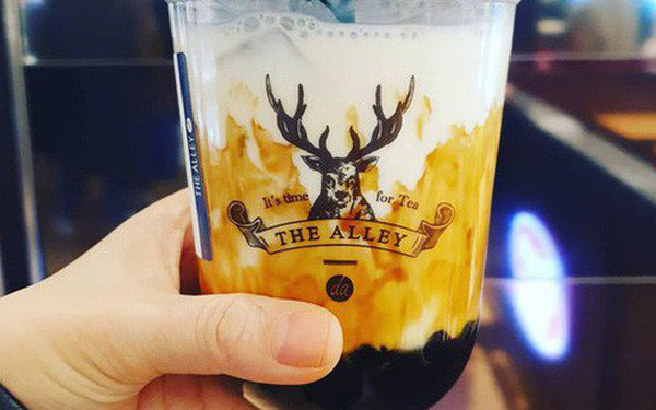 Trong khi ồn ào ập đến các thương hiệu và bị cộng đồng mạng đánh giá 1 sao, thì thương hiệu trà sữa nổi tiếng của giới trẻ The Alley tại Hàng Bài (Hà Nội) cũng nhanh chóng trở thành tâm điểm bị chỉ trích dữ dội khi bị tố có thái độ phục vụ coi thường shipper.