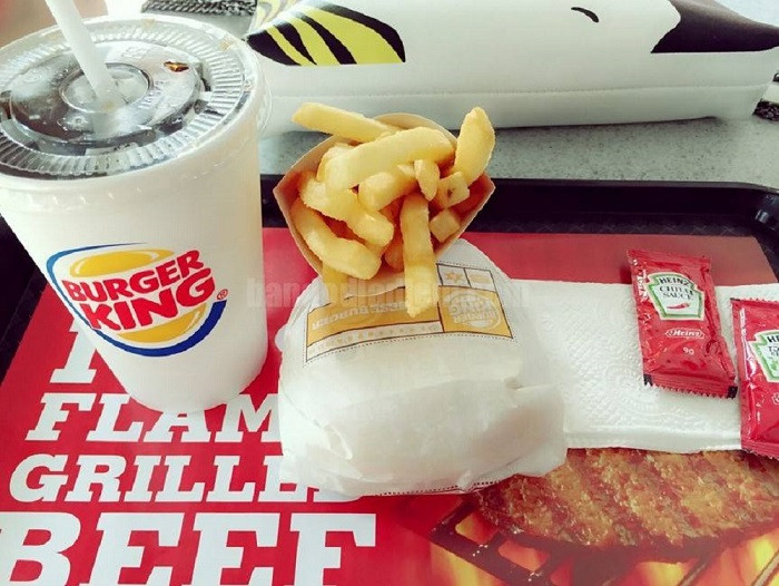 Tiếp đó, là vào tháng 5/2019, cửa hàng Burger King ở địa chỉ 539 Nguyễn Tri Phương (quận 10, TP HCM) dán thông báo cầu các tài xế Grab Food, Go-Viet xếp ghế gọn gàng sau khi nhận đồ ăn (để mang đi ship), nếu không sẽ từ chối phục vụ.