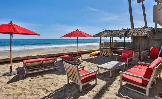 Không gian giải trí ngoài trời được thiết kế trông như một quầy bar bãi biển.