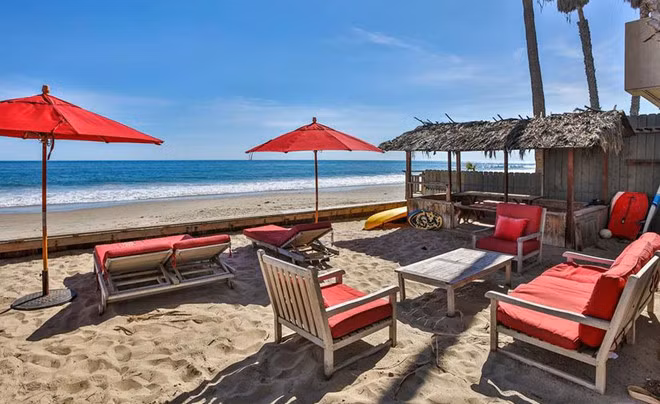 Không gian giải trí ngoài trời được thiết kế trông như một quầy bar bãi biển.