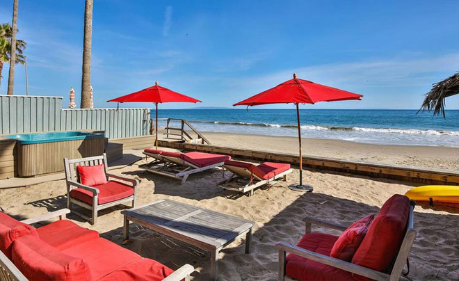 Một bồn tắm nước nóng ngoài trời cũng là địa điểm lý tưởng để thư giãn và ngắm cảnh.