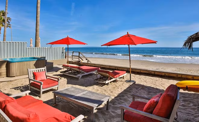 Một bồn tắm nước nóng ngoài trời cũng là địa điểm lý tưởng để thư giãn và ngắm cảnh.