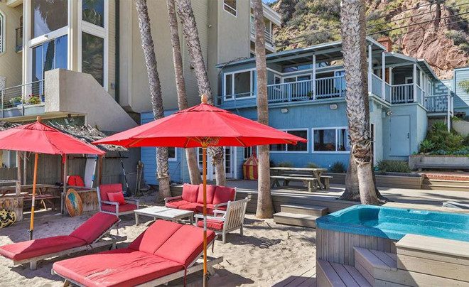 Được xây vào những năm 1920, biệt thự của tài tử nổi tiếng mang phong cách lãng du độc đáo, nằm dọc bờ biển. Edward Norton mua ngôi nhà vào năm 2008 với giá 2,7 triệu USD.