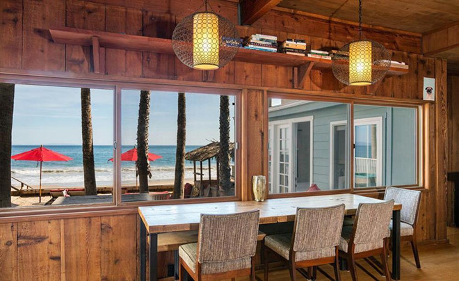 Khu vực ăn uống được tích hợp ngay trong phòng khách và đặt sát cửa sổ hướng ra khung cảnh bờ biển.