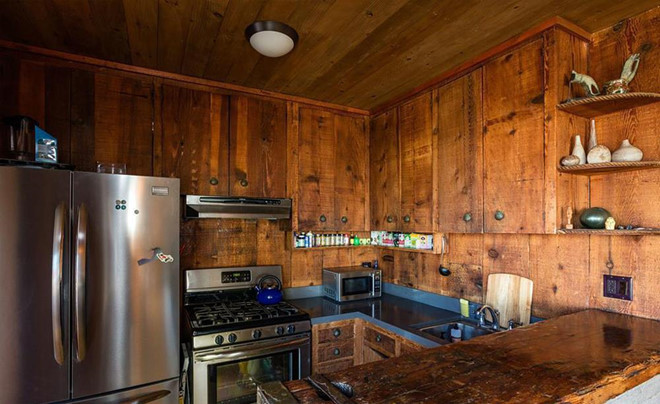 Nhà bếp nhỏ nhắn, đơn sơ, không cầu kỳ với những trang thiết bị nấu nướng hiện đại, cao cấp.