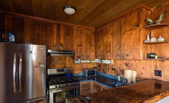 Nhà bếp nhỏ nhắn, đơn sơ, không cầu kỳ với những trang thiết bị nấu nướng hiện đại, cao cấp.