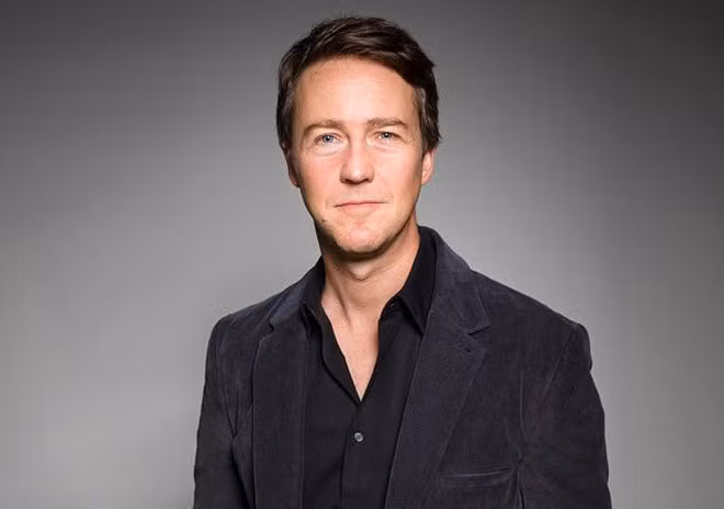 Edward Norton là diễn viên điện ảnh danh tiếng người Mỹ, tham gia Vũ trụ Điện ảnh Marvel (MCU) với vai Hulk trong bộ phim The Incredible Hulk (2008). Tuy nhiên, nhân vật Hulk trong các phim còn lại của MCU được diễn viên Mark Ruffalo đảm nhận. Ảnh: Getty.