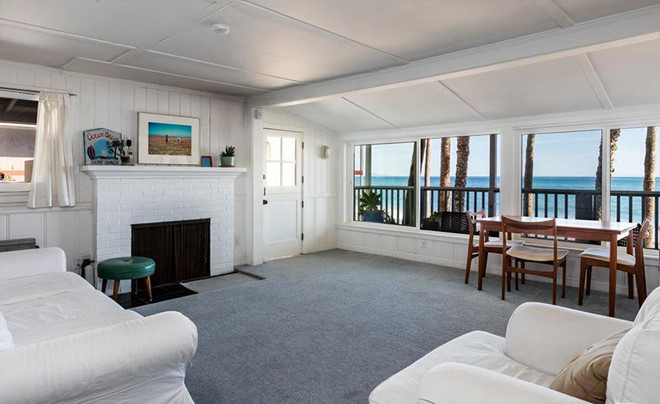 Đối nghịch với tầng 1, các không gian ở tầng 2 mang tông màu sáng sủa, lịch lãm.