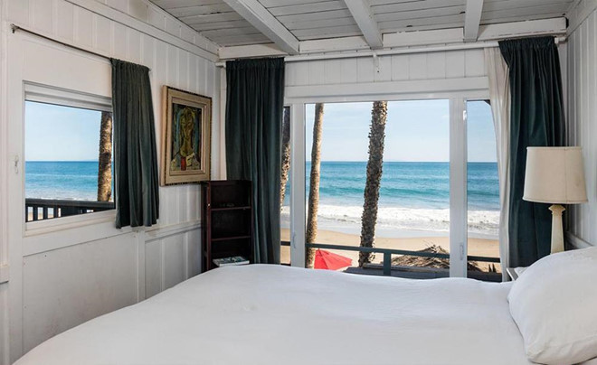 Những căn phòng ngủ trong biệt thự tuy không rộng lớn nhưng cũng luôn tràn ngập ánh sáng tự nhiên và có hẳn lối đi riêng dẫn ra ban công, hiên nhà.