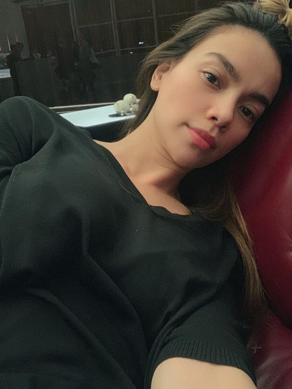 Lien tuc khoc tren may bay, Ho Ngoc Ha khien cong dong mang phat sot-Hinh-2