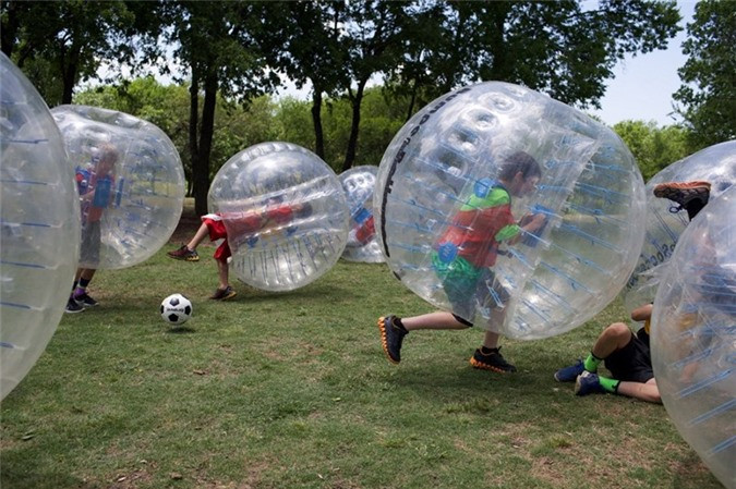 6. Đá bóng trong bong bóng. Luật chơi của môn bubble football rất đơn giản: tất cả người chơi đều chui nửa thân trên vào những quả bóng bơm hơi trong suốt và chơi bóng đá.
