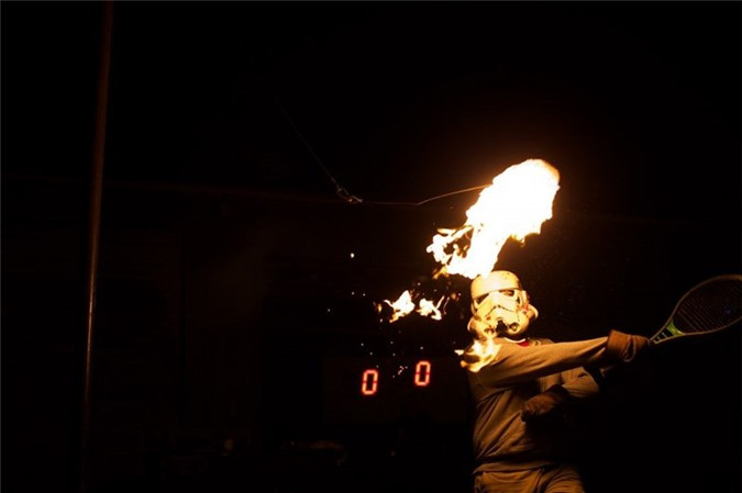 4. Chơi tennis bằng cuộn giấy vệ sinh đang cháy: Luật chơi là người ta dùng vợt đánh những cuộn giấy vệ sinh đang cháy sang phần sân của đối phương, sao cho nó không thể quay trở lại.