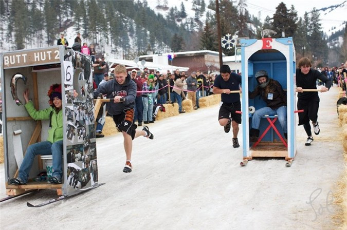 10. Chạy đua trong buồng vệ sinh: Cuộc đua được tổ chức vào mùa đông. Các buồng vệ sinh có trang bị ván trượt.