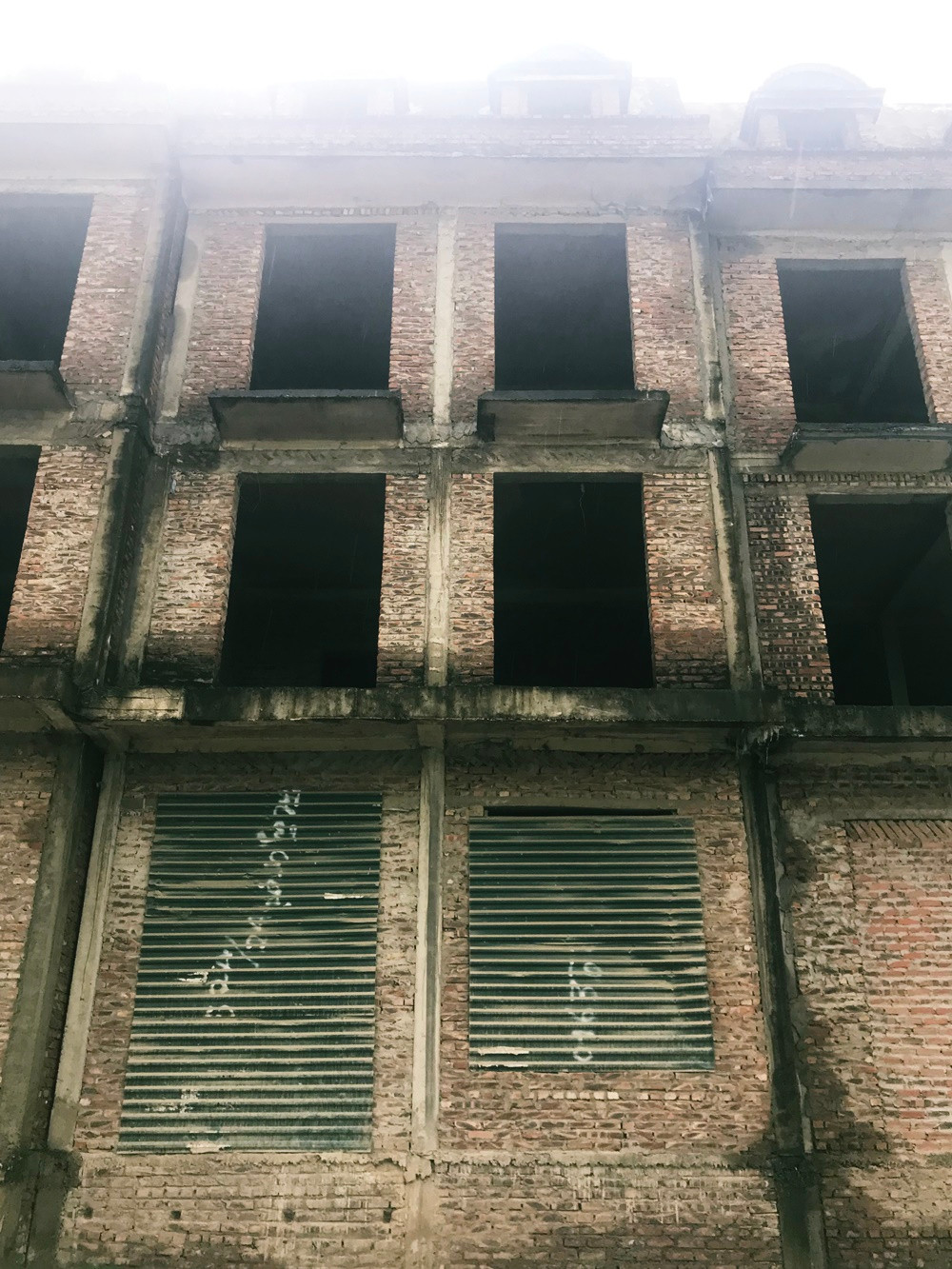 Người dân cho biết, từ thời điểm thực hiện dự án cải tạo đường Sa Đôi thì hàng rào tôn xanh quây kín bên ngoài dãy biệt thự liền kề này nhanh chóng được dỡ bỏ, lộ ra những ngôi nhà chưa hoàn thiện và mặt ngoài của một số ngôi khác có dấu hiệu cải tạo một số hạng mục nhằm "ăn" theo dự án đường Sa Đôi.