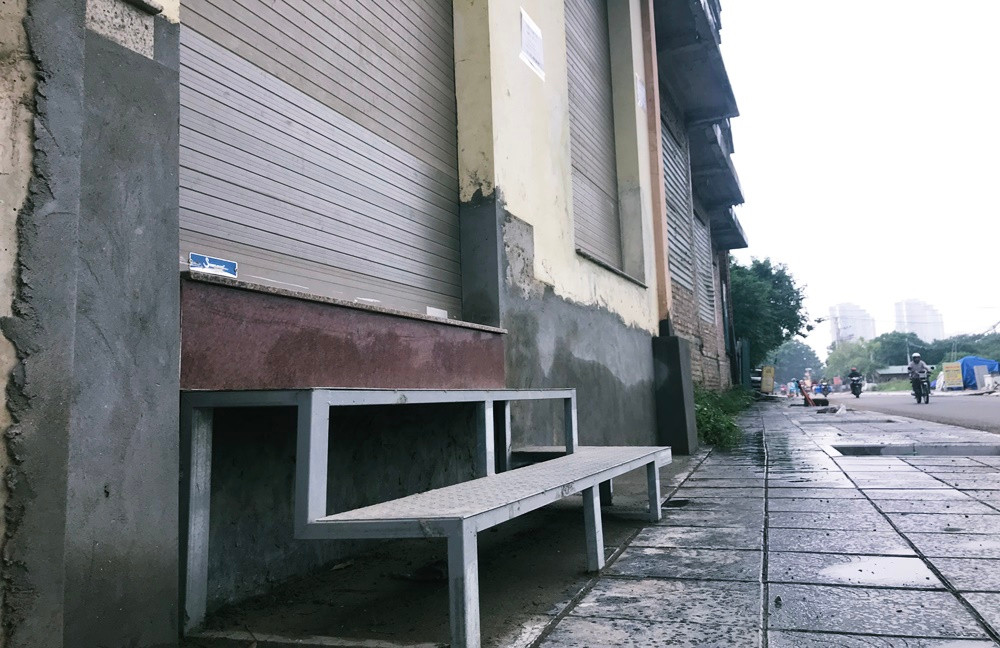 Một chủ ngôi biệt thự khác cũng thiết kế bậc tam cấp bằng sắt cho thuận tiện đi lại.