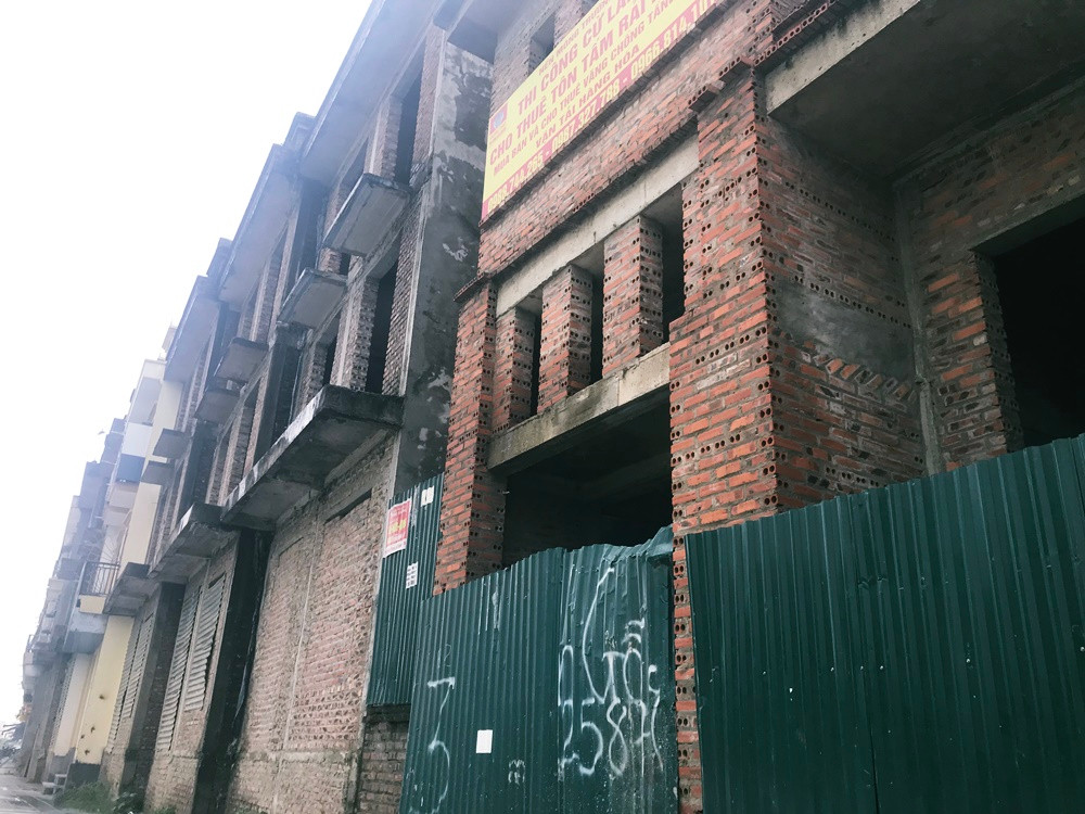 Tuy nhiên, tại đoạn đường Sa Đôi được cải tạo sửa chữa chỉnh trang đã xuất hiện tình trạng nhiều ngôi biệt thự liền kề có dấu hiệu sửa chữa các hạng mục để “ăn” theo.