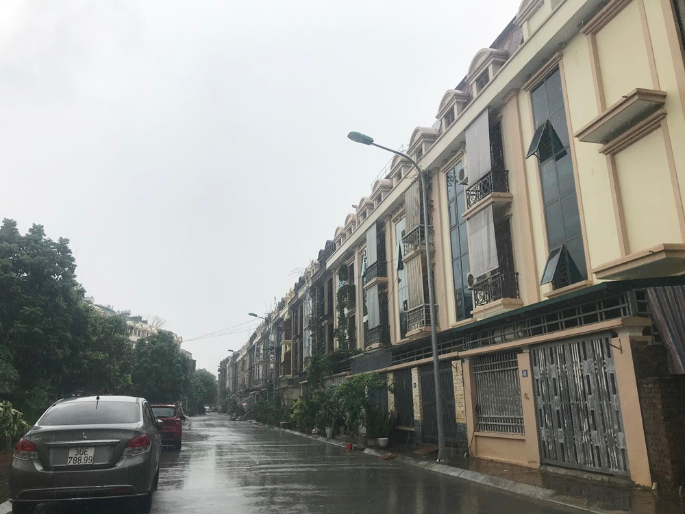 Đây là hình ảnh mặt tiền bên trong của các ngôi biệt thự liền kề nằm giáp với đường Sa Đôi.