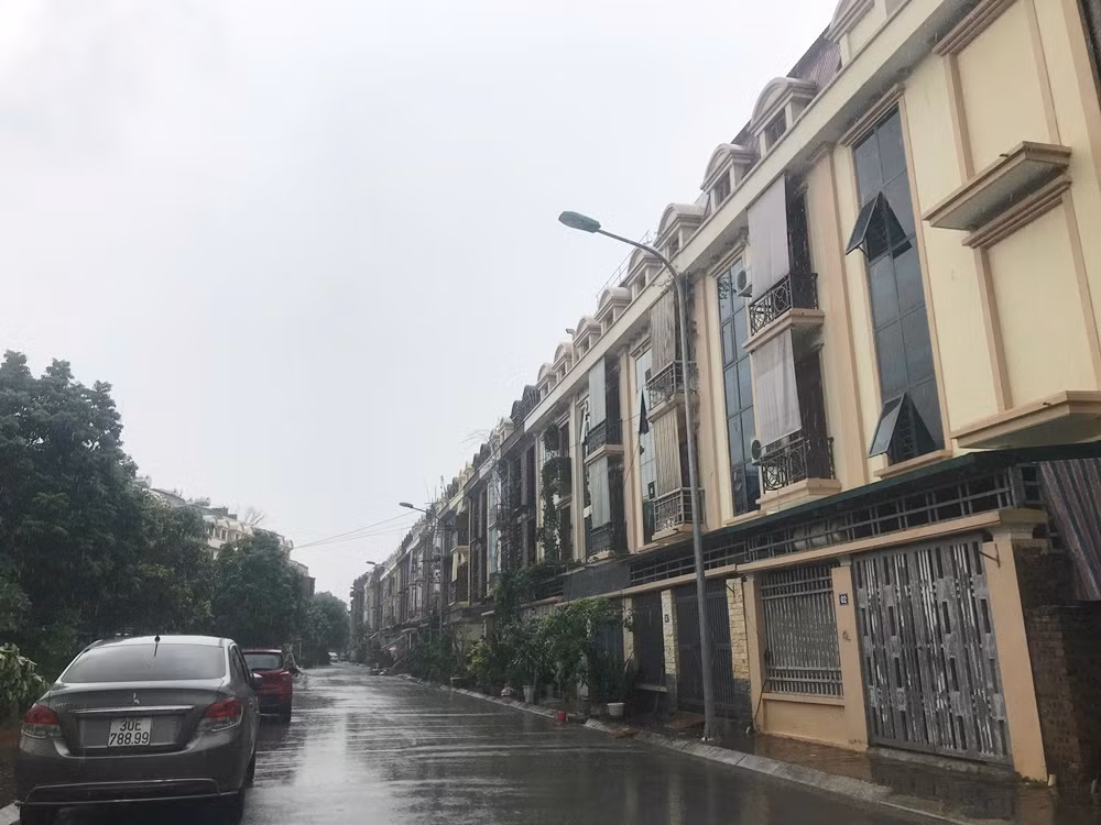 Đây là hình ảnh mặt tiền bên trong của các ngôi biệt thự liền kề nằm giáp với đường Sa Đôi.