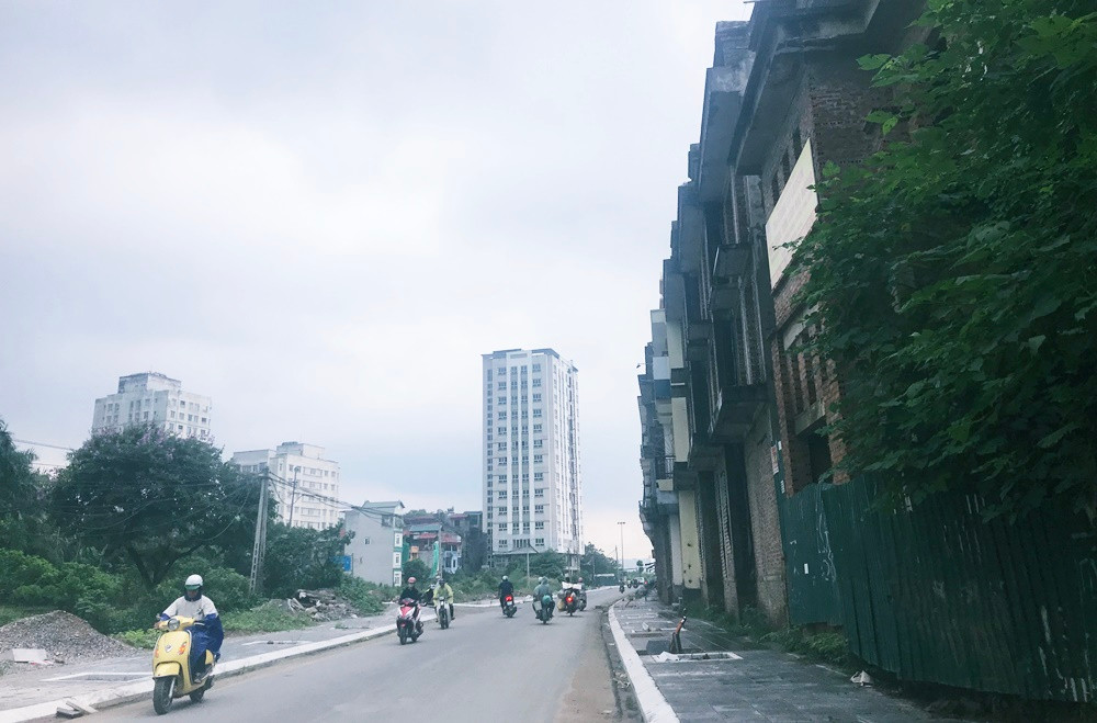 Ghi nhận của PV Kiến Thức ngày 5/8 cho thấy, tại nhiều vị trí của dự án cải tạo mở rộng đường Sa Đôi vẫn còn rất ngổn ngang, các đơn vị thi công đang khẩn trương thi công các hạng mục.