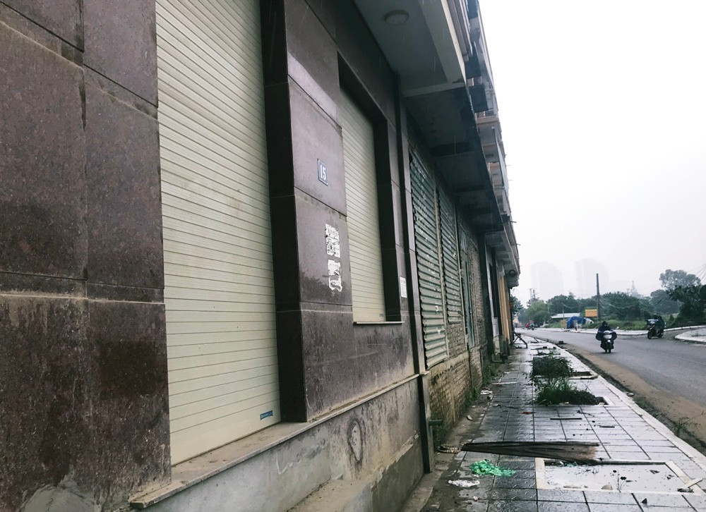 Một số ngôi biệt thự nhanh chóng được lắp cửa và ốp lát sạch sẽ.