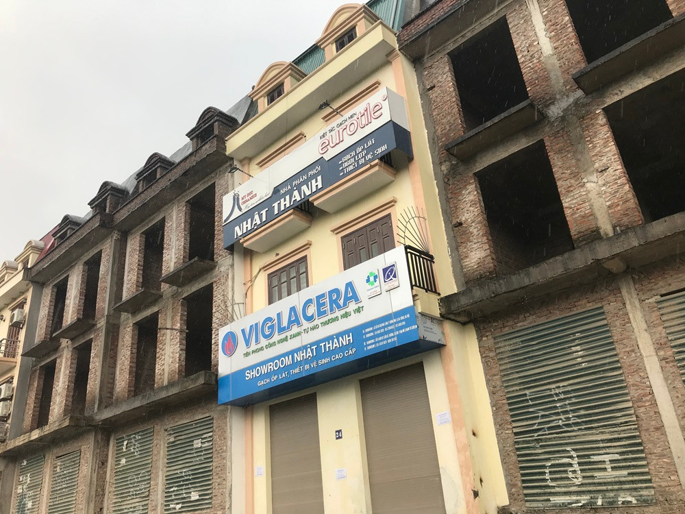 Những tấm biển quảng cáo khổ lớn cũng bắt đầu xuất hiện.