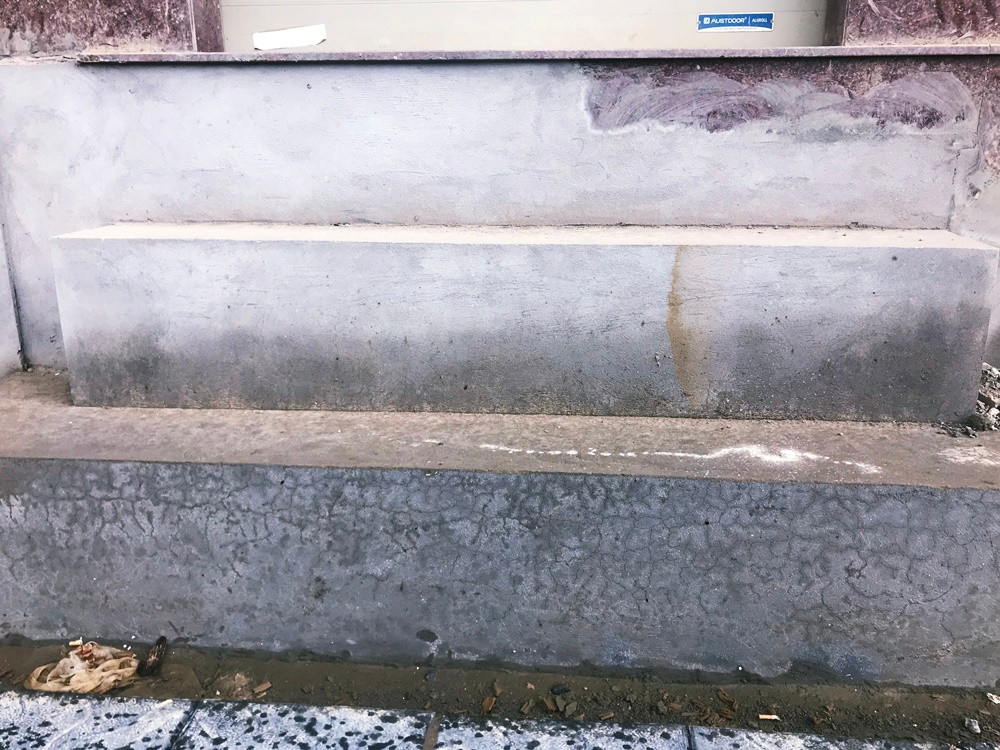 Các bậc tam cấp được xây dựng kiên cố ở mặt tiếp giáp với đường Sa Đôi.