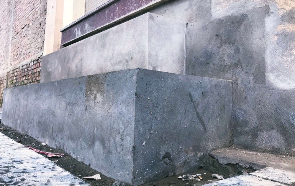 Một số ngôi biệt thự được gia chủ tiến hành xây bậc tam cấp.