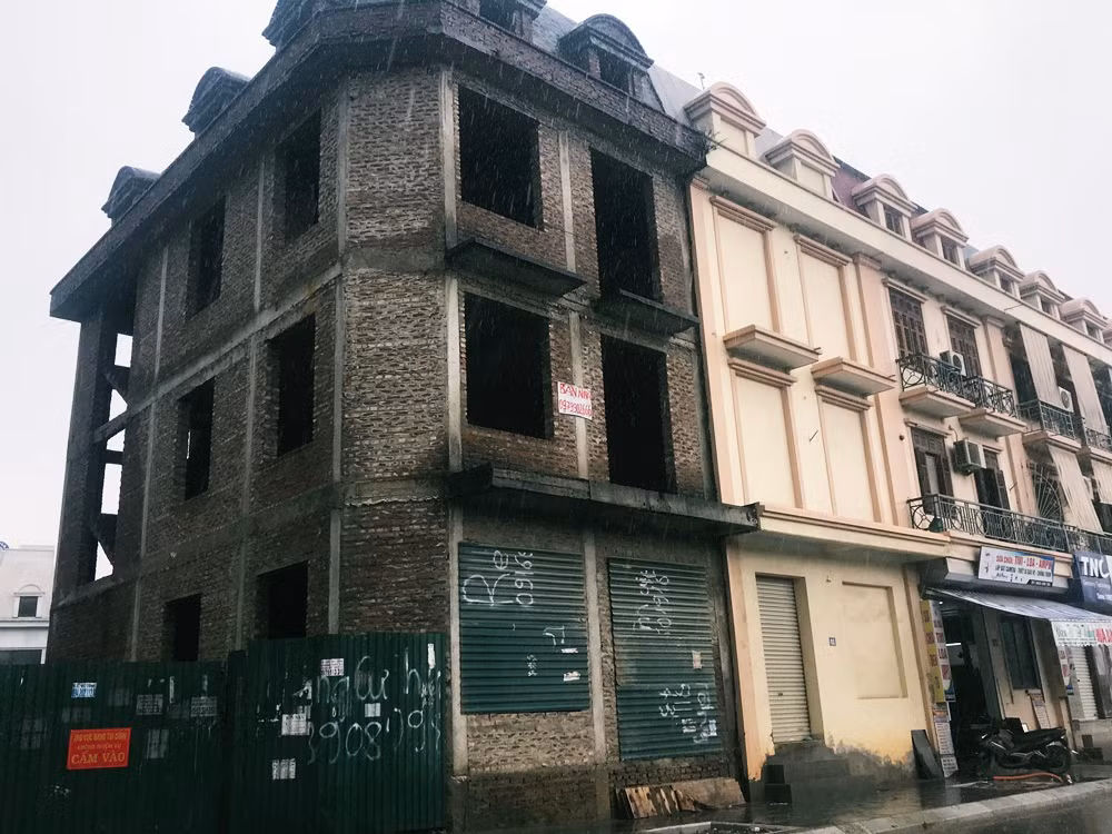 Một đoạn của dự án này nằm gần trụ sở UBND phường Đại Mỗ hiện được cải tạo chỉnh trang hơn những vị trí khác.