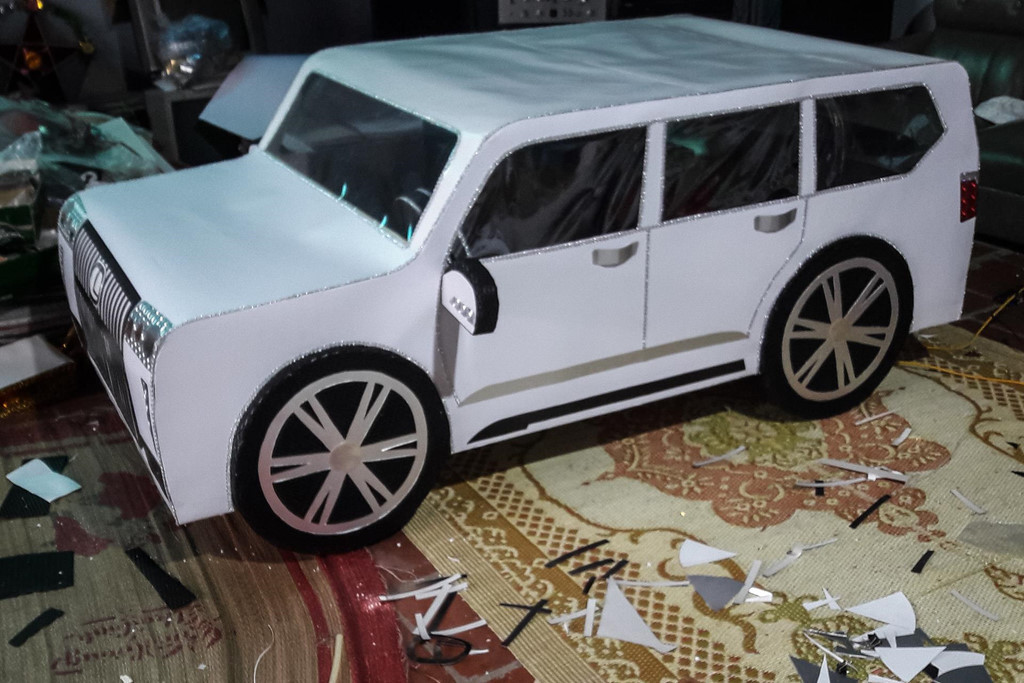 Thậm chí có cả những loại ôtô kiểu phân khúc SUV hay dòng 7 chỗ... Trong ảnh là một chiếc xe có chiều dài khoảng 1,8 mét, đầu dán logo Lexus nhưng dáng lại na ná Hummer hoặc Range Rover.