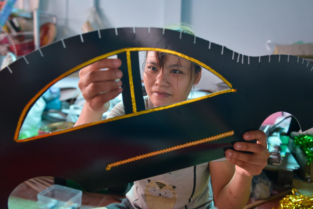 Những chiếc ôtô hạng sang mô phỏng kiểu Camry hay Lexus, Mercedes bằng giấy không còn lạ nhưng năm nào cũng bán chạy.