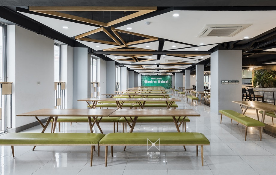 Trường này có đầy đủ các phòng để phục vụ nhu cầu học tập của các học sinh.